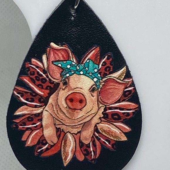 Cute pig drop style earrings. - Picture 2 of 2